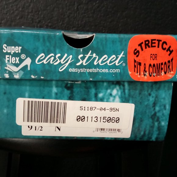 Beautiful Red Patent Leather shoes by Easy Street size 9.5 in original box - Picture 4 of 4